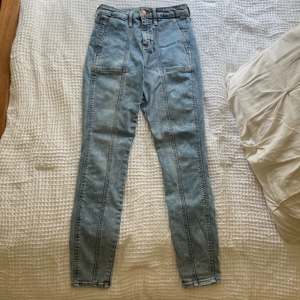 Universal Threads. Size 4 27 skinny Jean. Light denim